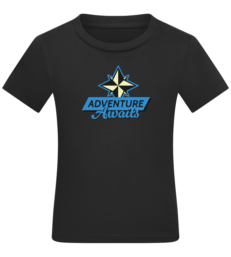 Adventure Awaits Design - Comfort kids fitted t-shirt_DEEP BLACK_front