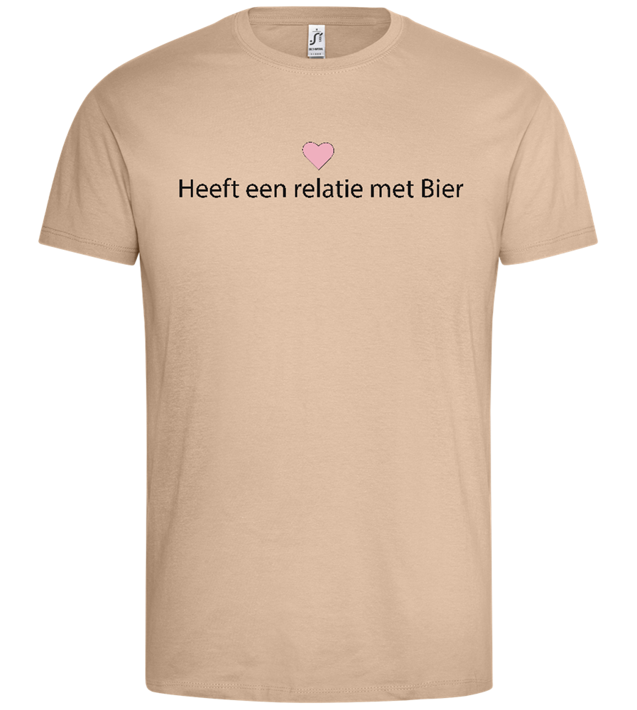 Relatie met Bier Design - Premium men's t-shirt_SAND_front