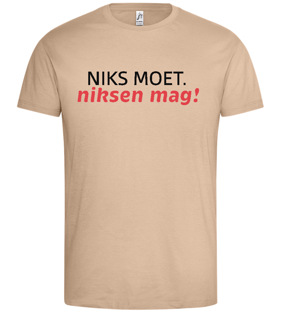 Niks Moet Niksen Mag Design - Premium men's t-shirt_SAND_front