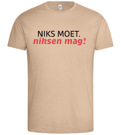 Niks Moet Niksen Mag Design - Premium men's t-shirt_SAND_front