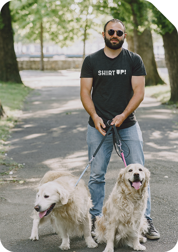 Comparte con el mundo tu amor por tu amigo peludo con los regalos para amantes de los perros de ShirtUp!.