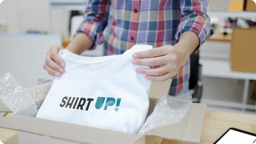 Lee todo acerca de los tiempos de entrega y tipos de envío de ShirtUp!.