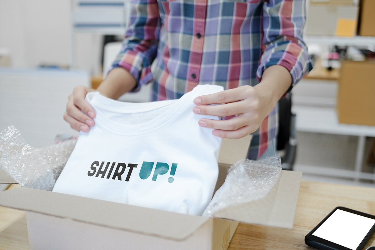 Lee todo acerca de los tiempos de entrega y tipos de envío de ShirtUp!.