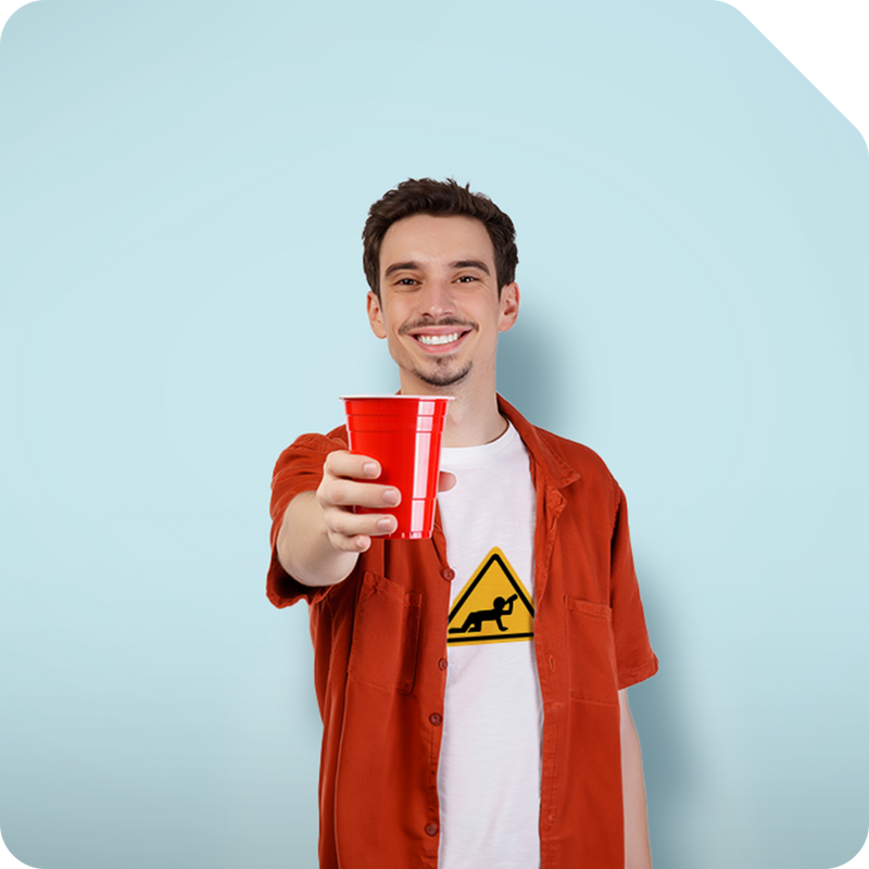 Pesonaliza ropa y accesorios con ilustraciones de bebidas y botellón.