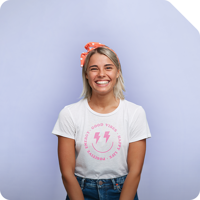 Personaliza ropa y accesorios con motivos de sonrisas y caras sonrientes.