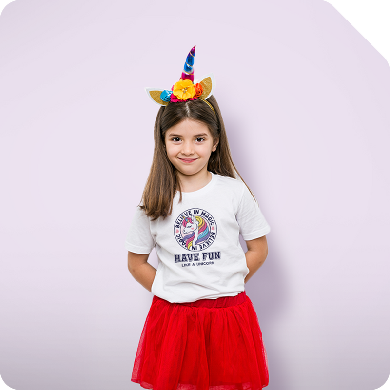 Personaliza ropa y accesorios con ilustraciones  de unicornios y colorines.