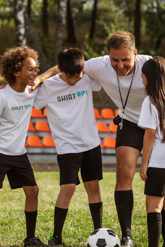 Personaliza camisetas para tu equipo de futbol para niños y adultos con ShirtUp!.
