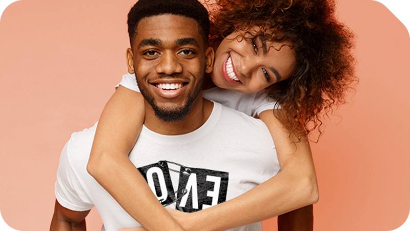 Crée un pull personnalisé couple et t-shirt couple chez ShirtUp!