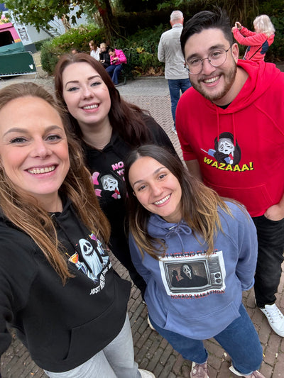 Tevreden klant blij met Halloween hoodies op teamuitje