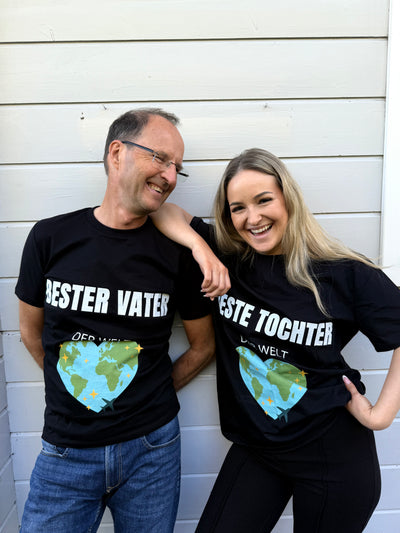 Vater und Tochter tragen mit ShirtUp! personalisierte T-Shirts mit „Bester Vater“ und „Beste Tochter“.