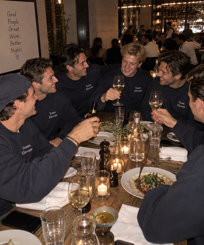 Équipe portant des sweats personnalisés créés avec ShirtUp! lors d’un dîner d’entreprise.