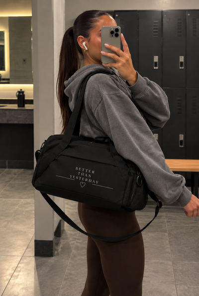Kobieta z personalizowaną torbą sportową stworzoną w ShirtUp! podczas wizyty na siłowni.